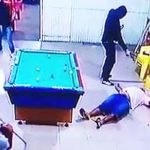 Profesjonalna eliminacja z bliskiej odległości faceta, który gra z kumplem w bilarda.