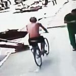 Rowerzysta traci rownowagę i wpada do dziury budowlanej.