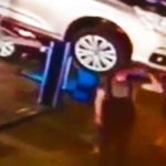 Samochód spada z podnośnika i przygniata mechanika.