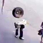 Urwana od auta opona, trafia w głowę i tym samym nokautuje idącego faceta.