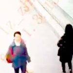 Zapadający się chodnik z kostki brukowej, pochłania kobietę.