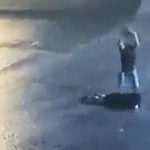 Zazdrosny kochanek ukamienował swoją miłość na środku ulicy – piękne uczucie.