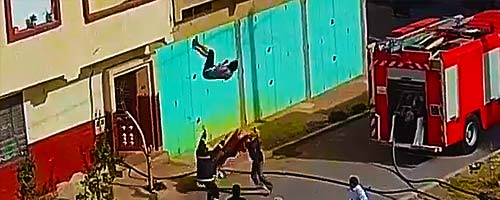 Samobójca skacze na ratowników