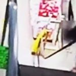 Dziewczynce utknęła głowa pomiędzy schodami ruchomymi, a ścianą.