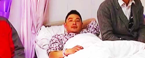 Mężczyzna łapie kobietę