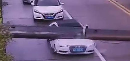 Słup drogowy spada na auto