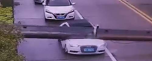 Słup drogowy spada na auto