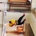 Próba ucieczki z sali sądowej w mało przemyślany, ale bardzo spektakularny sposób.