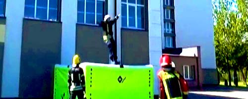 Nieudany skok na poduszkę ratowniczą