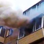 Ojciec ratuje niemowlaka z płonącego mieszkania, wyrzucając je przez balkon.