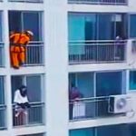 Ratownik udaremnia próbę samobójczą przez skok z wysokości.