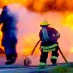 Zapłon paliwa podczas gaszenia samochodu, ogień buchnął prosto w strażaka.