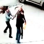 2 mężczyzn uderzonych w głowę, sporej wielkości deską – jeden nie żyje.