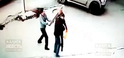 Uderzenie w głowę deską