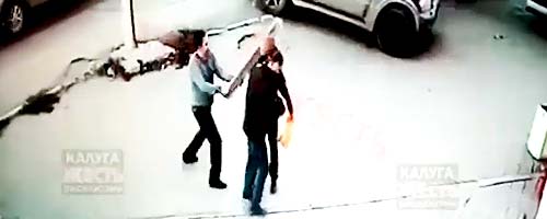 Uderzenie w głowę deską