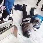 Agresywny facet w barze, wbija kilka razy swoją pięte w nos innego klienta.