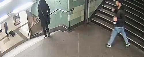 Kopnięcie w plecy na schodach