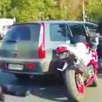 Dwóch facetów, atakuje na skrzyżowaniu motocyklistę i dają sobie po mordzie.