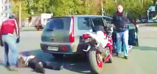 Atak na motocyklistę na skrzyżowaniu