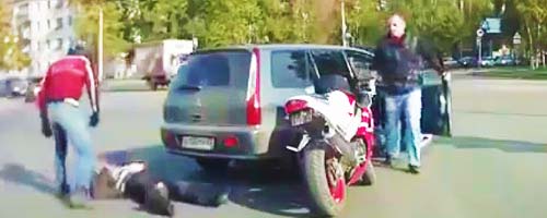 Atak na motocyklistę na skrzyżowaniu