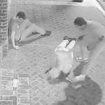 Grupka murzynów, atakuje z zaskoczenia dwóch turystów, jednego nokautując.