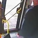 Opluty i uderzony kierowca tego Tureckiego autobusu, stosuje w praktyce równouprawnienie kobiet.