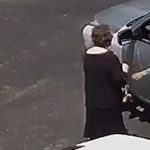 Perfidna kradzież babcinej torebki – nawet nie wysiadając z auta.