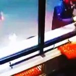 Próby sforsowania pancernej szyby za pomocą młotów.