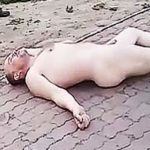 Rosjanin paradujący nago po ulicy, precyzyjnie znokautowany.