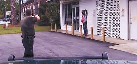 Siegnął po pistolet