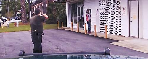 Siegnął po pistolet