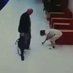 Sprzątaczka hotelowa brutalnie kopnięta w głowę przez niezrównoważonego turystę.