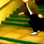 Starszy mężczyzna brutalnie skatowany przez dwóch chłopaków.