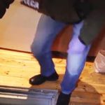 Plantacja schowana w piwnicy i ukryte wejście w podłodze.