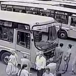 Autobus wjeżdża w grupę ludzi, oczekujących na zajezdni autobusowej.