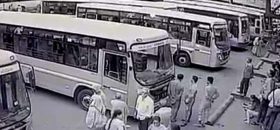 Autobus wjeżdża w grupę ludzi, oczekujących na zajezdni autobusowej.