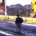 Brutalnie przejechany przez cofającą ciężarówkę.