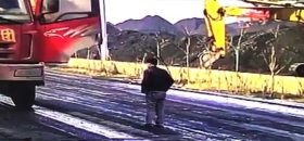 Brutalnie przejechany przez cofającą ciężarówkę.