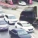 Ciężarówka traci pion i przewraca się na dwa auta z ludźmi w środku.