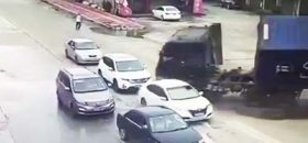 Ciężarówka traci pion i przewraca się na dwa auta z ludźmi w środku.