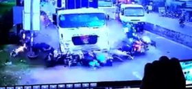 Ciężarówka wbija się w grupę ponad 20 motocyklistów.