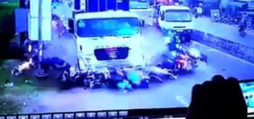 Ciężarówka i motocykliści