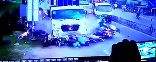 Ciężarówka i motocykliści