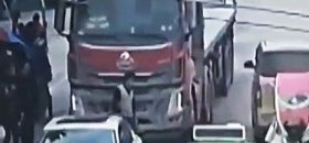 Dziadek wraz z wnukiem, nieodpowiedzialnie wchodzi przed ciężarówkę.