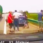 Grupka ludzi, kończy swoje życie – zmiażdżona na autostradzie.