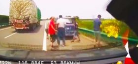 Grupka ludzi, kończy swoje życie – zmiażdżona na autostradzie.