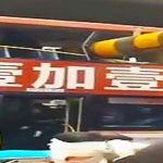 Kierowca tego autobusu chyba zapomniał, że jest on piętrowy.