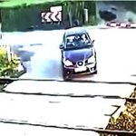 Kierowca wyjeżdża przed pociąg na zamkniętym przejeździe.