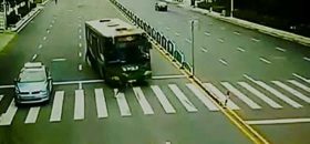 Kobieta potrącona i zrolowana pod autobus.