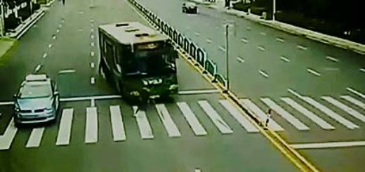 Potrącona na pasach przez autobus